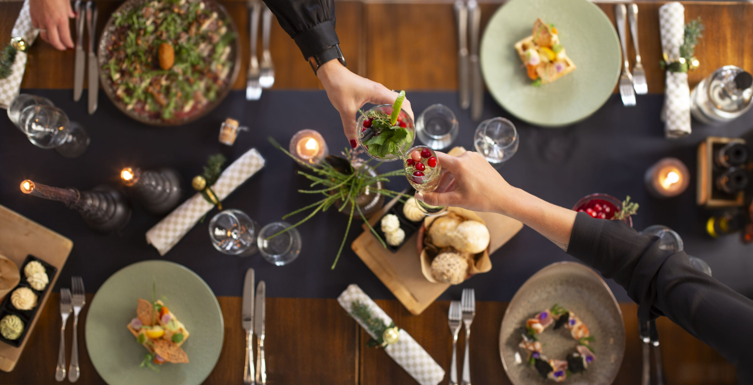 46_kerst_2025_proost_gedekte tafel_3_